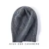 Gorro de punto de cachemira para mujer, adecuado para otoño e invierno, versátil y cálido, adecuado para cabezas grandes, hace que la cara se vea más pequeña, con protección para las orejas y diseño de punto trenzado