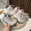 Tênis esportivos infantis 2026 primavera novos sapatos casuais para meninas sapatos de corrida anti-impacto sapatos respiráveis para meninos para atividades ao ar livre e caminhada