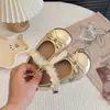 Nueva Colección Primavera/Otoño 2026: Bailarinas versátiles estilo coreano para bebés, perfectas para combinar con vestidos, con suela suave y diseño de princesa.
