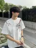 Camiseta Regular de Ombro com Bordado de Flor de Ameixa Estilo Americano High Street para Mulheres, Design Solto de Verão, Peça Branca Floral de Manga Curta de Nicho para Casal