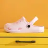 Novo Modelo de Tamancos Masculinos e Femininos da Qidashun, Sandálias Leves de Espuma para Casais, Verão, Interno e Externo, Sapatos para Praia e Jardim