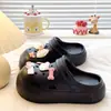 Sapatos com Furos de Laço Cereja Doce Roupa Externa de Estudante Verão Respirável Leve Sola Grossa Biqueira de EVA Chinelos Femininos