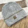 Nuevo Gorro de Punto Color Block para Mujer, Bordado de Letras Otoño e Invierno, Gorro Cálido para Proteger las Orejas, Versátil, de Moda que Adelgaza la Cara, Gorro para el Frío