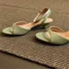 Sandálias de Verão Novo Estilo Bico Redondo Salto Fino para Mulheres 2026 Sandálias Fashion com Salto Gatinho Estilo Francês Chinelos para Exterior