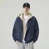 Otoño 2026 Nuevo Chaqueta con Capucha Holgada Falsa de Dos Piezas para Hombre Tallas Grandes Casual Rompevientos Exterior Cardigan Ropa de Abrigo