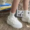 Populares tenis blancos de suela gruesa para mujer, estilo Hong Kong de otoño para aumentar la altura, nuevos 2026 versátiles casuales para estudiantes, zapatillas deportivas para mujer