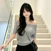 Elegante y suave top de punto calado de ganchillo de manga corta para mujer, nuevo modelo de verano 2026, favorecedor y versátil top de hombros descubiertos