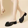 Chinelos Baotou Estilo Coreano Modernos Versáteis Novo Modelo Verão 2026 Slip-On Malha Estampada Respirável Meio-Chinelos para Mulheres