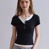 Camiseta feminina de design estilo francês, com blocos de cor, de manga curta, para o verão, moda, gola semiaberta, corte justo