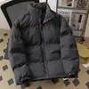 Venta Directa de FábricaChaqueta de Algodón con Cuello Alto para Hombre 8818111 Color Sólido Casual Acolchada de Algodón Chaqueta Tipo Pan Ropa de Pareja Chaqueta de Algodón para Adolescentes