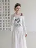 Conjunto de dos piezas de estilo coreano con estampado, corte relajado y pliegues, camiseta de hombros descubiertos para mujer, top versátil casual de manga larga, otoño 2026