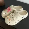 Novos Sapatos com Furos Verão Praia Frescos Flores para Sapato DIY Uso Externo Sola Grossa Modernos Antiderrapantes Respiráveis Secagem Rápida Sandálias que Aumentam a Altura