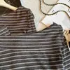Elegante camiseta de rayas de manga larga con un hombro y decoración de botones para mujer, nuevo top único ajustado plisado para otoño/invierno 2026