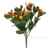 Ramo de azevinho com frutos segurando balde Frutos vermelhos de azevinho Eucalipto com folha dourada Ramo de frutos da sorte 6 galhos 12 galhos Fruto vermelho