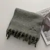 Venta de liquidación de bufandas con 40% de descuento en un puesto, bufandas largas y cortas de hilo de felpa tejido cálido para otoño e invierno en oferta