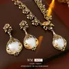 Traje Vintage de Lujo Ligero de Época Media Colgante de Flor de Diamante con Aguja de Plata Pendientes de Perla Traje Retro de Gama Alta Mujer