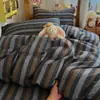 Novo conjunto de cama minimalista de quatro peças com estampa de puff 2026, adequado para dormitórios estudantis e uso doméstico, disponível nos tamanhos de solteiro e casal, atacado