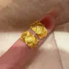 Pendientes Tejidos Cepillados con Puntos Dorados de Imitación y Diamantes Estilo Xiaohongshu, Moda Versátil de Lujo Ligero Pendientes Tejidos Cepillados de Espiga
