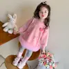 Conjunto de lazo con forma de corazón para niñas estilo coreano, colección primavera/otoño, nueva moda 2026, elegante conjunto de dos piezas para niñas pequeñas