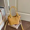 Bolso tejido de patrón único para mujer, nuevo y moderno bolso de hombro de alta gama 2026, bolso cruzado tipo cubo para el verano