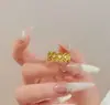 2026 Loja Dourada Mesmo Estilo Anel de Cubo de Açúcar Banhado a Ouro Cravejado de Diamantes para Mulheres, Anel de Dedo Indicador Estilo Francês de Luxo Leve de Alta Qualidade, Presente para Namorada