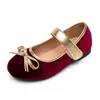Sapatos de princesa de veludo com sola macia para meninas, calçados formais de outono e inverno para daminhas, sapatos Mary Jane com velcro e laço