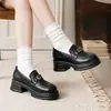 Un par de zapatos de mujer de estilo retro con suela gruesa, perfectos para primavera y otoño, con un diseño inspirado en el británico, mocasines y un tacón grueso.. Disponible en dos colores: marrón