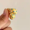Brincos Meia-Lua com Gotejamento Amarelo Cremoso, Brincos Elegantes de Alta Qualidade, Pequenos Brincos Frescos para Primavera e Verão para Mulheres, Novo Estilo 2025