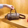 El nuevo bolso de hombro cruzado Lacey20 de Koujia es un bolso cilíndrico estilo Boston retro y moderno de cuero revestido con un portalápices.