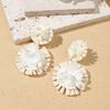 Aretes de isla hechos a mano de girasol de rafia y pasto, aretes de flores grandes exagerados de personalidad junto al mar, venta al por mayor de aretes