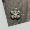 Nuevos Accesorios de Trébol de Cuatro Hojas Completamente Diamantados Pendientes Retro Super Brillantes Pasador de Pelo Ropa Accesorios DIY Accesorios Vestidos de Oro Viejo