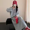 Jaqueta Suéter Macia e Cericosa para Mulheres no Outono e Inverno Novo Estilo Casual Peça Externa Cardigan Tricotado Preguiçoso Saia Meia Conjunto de Duas Peças