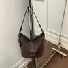 Bolso de axila tejido de patrón retro de nicho, bolso tipo cubo para mujer, nuevo bolso de hombro cruzado de gran capacidad popular de moda 2026