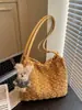 Bolsos de Lana Retro de Nicho para Otoño e Invierno para Mujer 2025 Nuevo Estilo Bolso Cruzado Versátil Bolso de Mano de Moda Bolso Cubo
