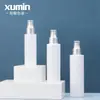 Xu Min Personalizado 100-200ml blanco hombro plano PET Tónico agua de rosas pura botella vacía botella de plástico cosmético con pulverizador