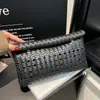 Comércio exterior transfronteiriço estilo coreano grande capacidade vazado 2026 novo superfície macia casual simples cor sólida clutch envelope bolsa feminina