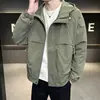 Jaqueta Curta Nova Outono 2026 Masculina Casual ao Ar Livre Moda Roupa de Trabalho Jaqueta com Capuz Versátil de Caimento Solto Corta-vento