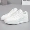 Nuevas Zapatillas Blancas de Cuero para Estudiantes Femeninas Otoño 2026, Zapatillas Casuales de Suela Gruesa, Procesamiento de Fábrica y Logo Personalizado