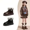 Botas de Algodão para Meninas 2026 Inverno Novo Estilo Botas de Couro com Pelo para Meninas Botas Martin com Pelúcia Botas de Neve Botas Curtas Sapatos de Algodão para Crianças