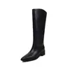 Couro de flor integral, cano largo, botas de equitação, coleção de inverno 2026, salto médio grosso, bico quadrado pequeno, estilo slip-on, couro genuíno, botas longas de cano alto para mulheres