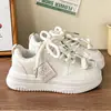 Zapatos Blancos de Moda con Suela Gruesa para Niñas 2026 Primavera Nuevos Tenis Antideslizantes Deportivos de Dibujos Animados Versátiles Casuales para Niños