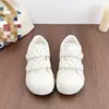Zapatos planos blancos con puntera reforzada de lunares y cierre de velcro para mujer, nuevo modelo otoño 2026, zapatillas casuales ligeras versátiles para estudiantes