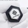 Logotipo Hexagonal de Couro Grande e Pequeno, Placa de Nome de Couro com Ferragens, Logotipo de Artigos de Couro Metálico Modificado Conforme Necessário