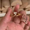 Anel Dourado Estilo Antigo com Brilho de Diamante para Mulheres Retrô Nicho Alto Padrão Luxo Leve Versátil Aberto Tendência 2025