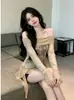 Camiseta de manga larga off-shoulder puramente deseable estilo chica hot para mujer, diseño de otoño, entallada a la cintura, corte ajustado, top irregular