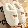Nuevo estilo 2026, forradas de felpa y engrosadas, cálidas pantuflas de algodón para parejas para mujer, adecuadas para otoño e invierno, con suelas suaves, silenciosas, y diseñadas para uso en interiores para mantener los pies calientes