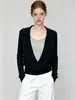 Look sencillo y versátil de dos piezas, top de punto con cuello tipo polo y bloques de color para mujer, camisa base casual y relajada para otoño para usar en capas
