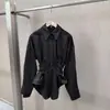 Camisa con Estilo Cruzado Temporada de Primavera 2026, Diseño de Solapa Elegante, Cinturón para Ceñir la Cintura, Manga Larga Ajustada, Estilo Único de Chica Picante para Mujer, Blusa