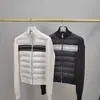Chaqueta de punto acolchada versión de alta gama M Brand con cuello alto y bordado de letras, combinada con abrigo acolchado M Brand, en stock
