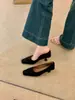 Sapatos de Salto Alto Estilo Novo Inverno 2025, Camurça Moda Francesa Slip-On Feminino Bico Quadrado Boca Rasa Salto Agulha